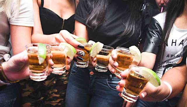 【話題】『過去最高に酔っ払って目が覚めた時の写真、見て。』
